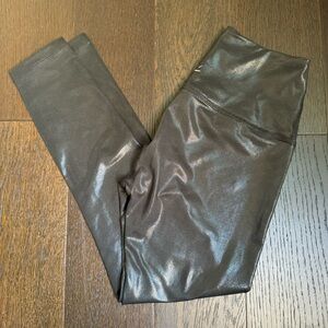 Beyond Yoga Pearlized High Waisted Midi Legging - Black Size Small